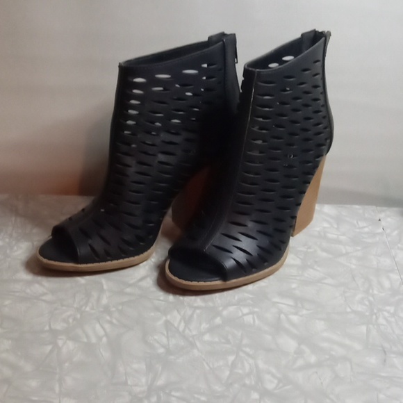 Black caged open toe boots - Picture 2 of 8
